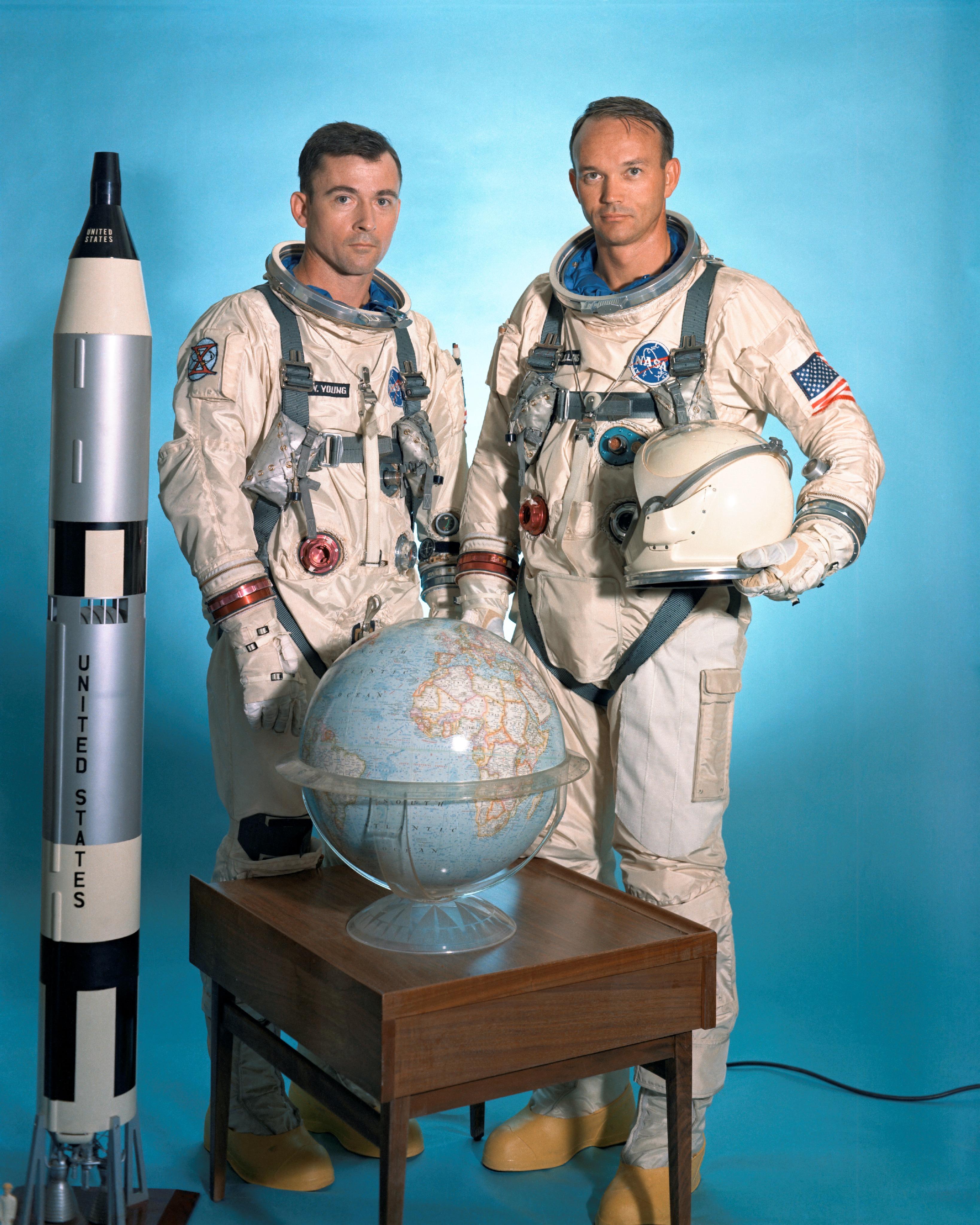 Astronauci John W. Young i Michael Collins 