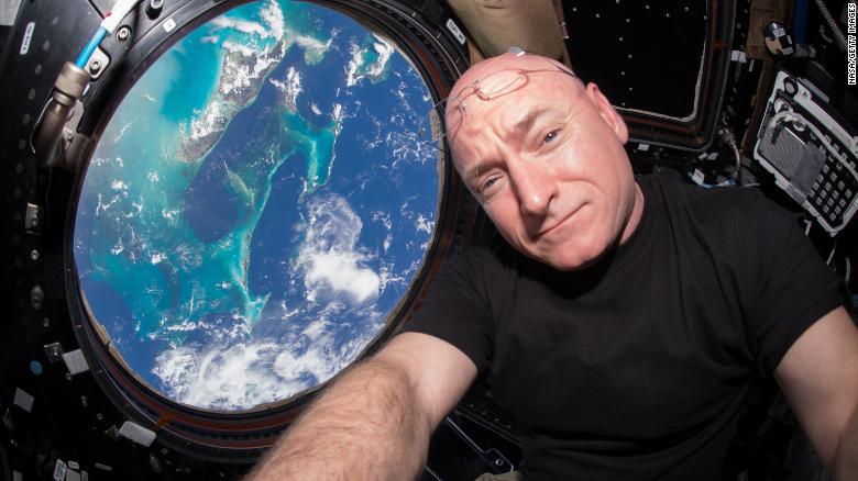 Astronauta Scott Kelly wewnątrz Cupoli, specjalnego modułu, który zapewnia 360-stopniowy widok na Ziemię i Międzynarodową Stację Kosmiczną. Źródło: NASA