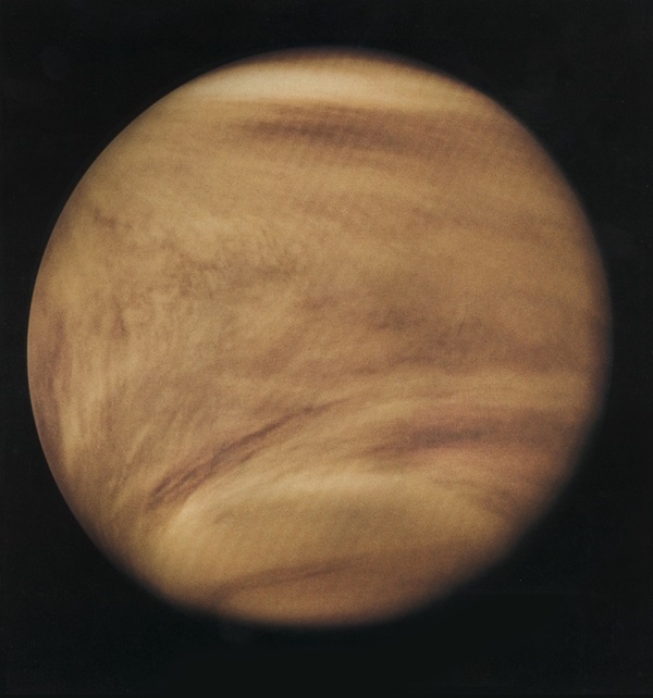 Gęste chmury Wenus są w pełni widoczne na zdjęciu wykonanym w ultrafiolecie przez sondę Pioneer Venus Orbiter 5 lutego 1979 roku. Od dawna wiadomo, że chmury wenusjańskie pochłaniają promieniowanie ultrafioletowe, ale pozostaje tajemnicą, jak dokładnie to się dzieje i dlaczego. Źródło: NASA
