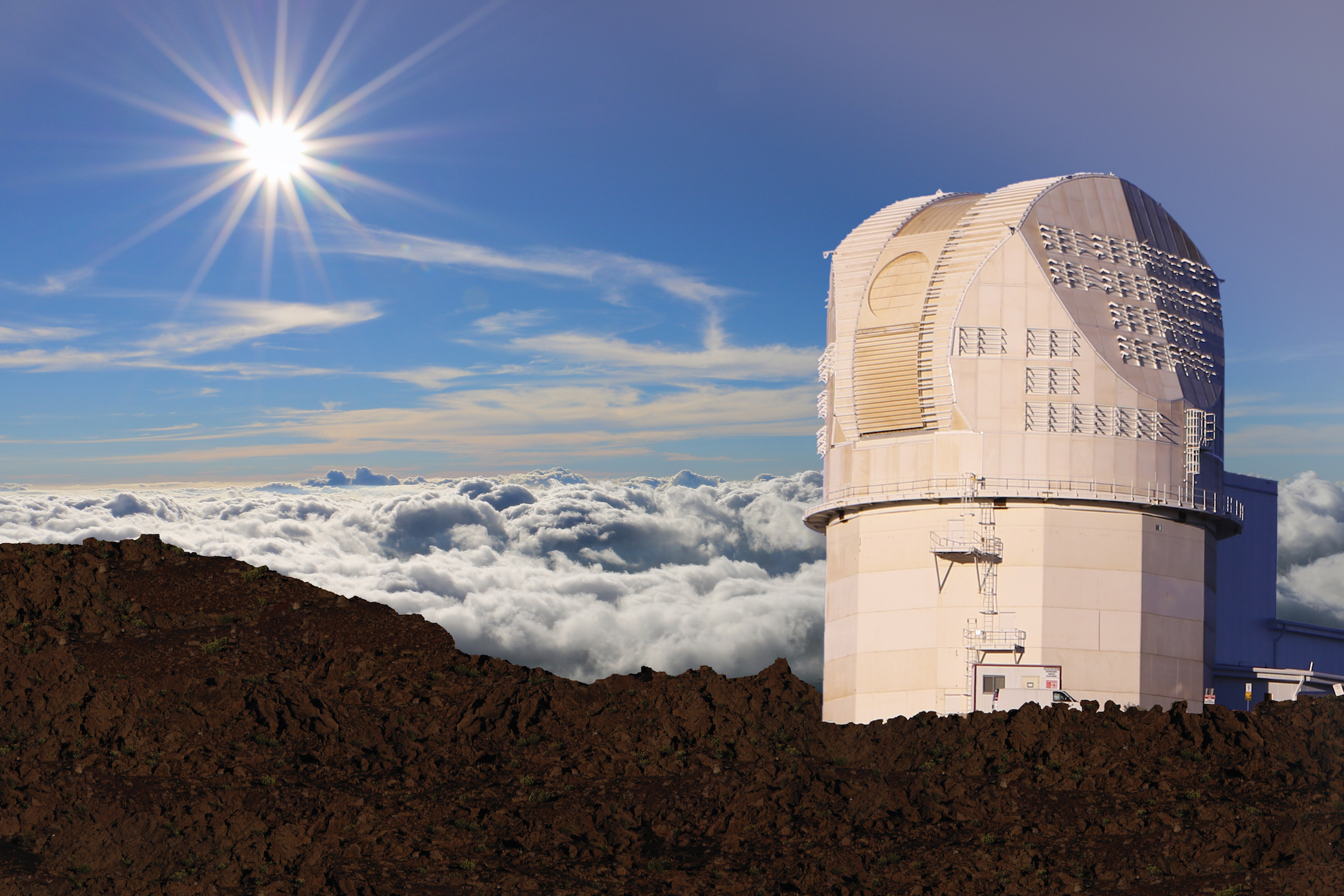 Nowy teleskop słoneczny DKIST (Daniel K. Inouye Solar Telescope) w pobliżu szczytu Haleakalā na Hawajach. Oczekuje się, że w 2021 roku teleskop rozpocznie normalną działalność i będzie dostarczał rocznie 3 PB surowych danych (BP, czyli petabajt; 1 PB = 1000 TB = 1015 bajtów). Źródło: NSO/AURA/NSF