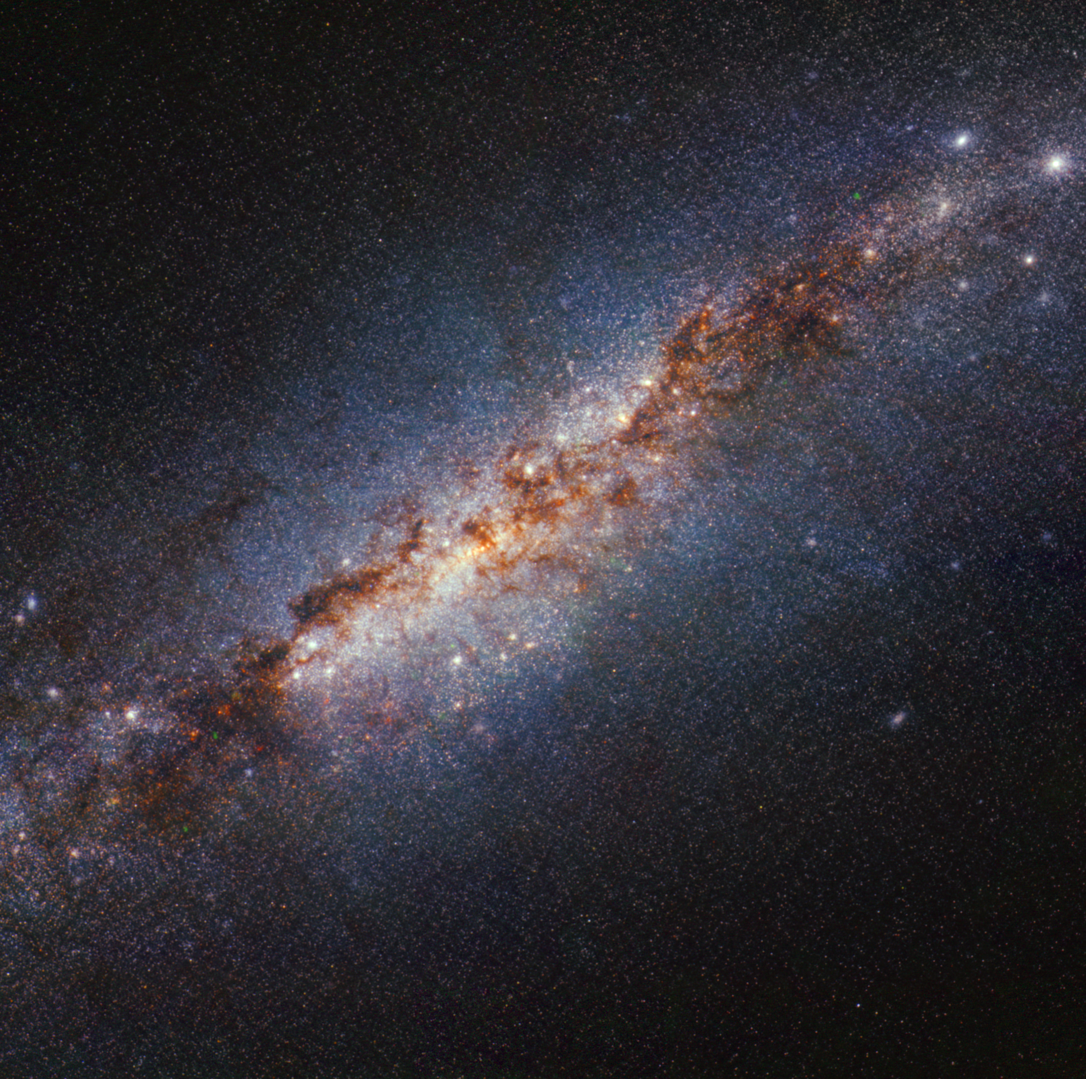 Na ilustracji: centralny obszar galaktyki M82 (Galaktyka Cygaro), w której zachodzą procesy gwiazdotwórcze o 10-krotnie większym tempie niż w Drodze Mlecznej. Zdjęcie uzyskane za pomocą kamery NIRCAM i Teleskopu Webba w zakresie długości fali λ=1,40-2,12μm jest tak szczegółowe, że pozwala na rozróżnienie drobnych i jasnych zwartych obiektów, które mogą być gwiazdami lub gromadami gwiazdowymi. Uzyskanie dokładnej liczby pojedynczych gwiazd i gromad gwiazdowych w okolicach centralnych M82 pozwoli astronomom poznać różne fazy procesów gwiazdotwórczych i ich skale czasowe. Na zdjęciu barwom czerwona/zielona/niebieska odpowiadają długości fali λλ=2,12/1,64/1,40 μm. Źródło: NASA, ESA, CSA, STScI, A. Bolatto (University of Maryland)