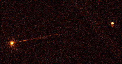  Obraz rentgenowski galaktyki Pictor A wykonany przez teleskop Chandra. Spektakularny dżet emanuje z jej centrum (jasny obiekt po lewej) i rozciąga się na 360 tysięcy lat świetlnych w kierunku jasnego gorącego punktu. Gorący punkt znajduje się w odległości co najmniej 800 tysięcy lat świetlnych (8 średnic Drogi Mlecznej) od miejsca, z którego wystrzeliwuje dżet. Uważa się, że gorący punkt reprezentuje czoło dżetu, które wyraźnie rozjaśnia się po zderzeniu z rozrzedzonym gazem obecnym w przestrzeni międzygalaktycznej. Źródło: 