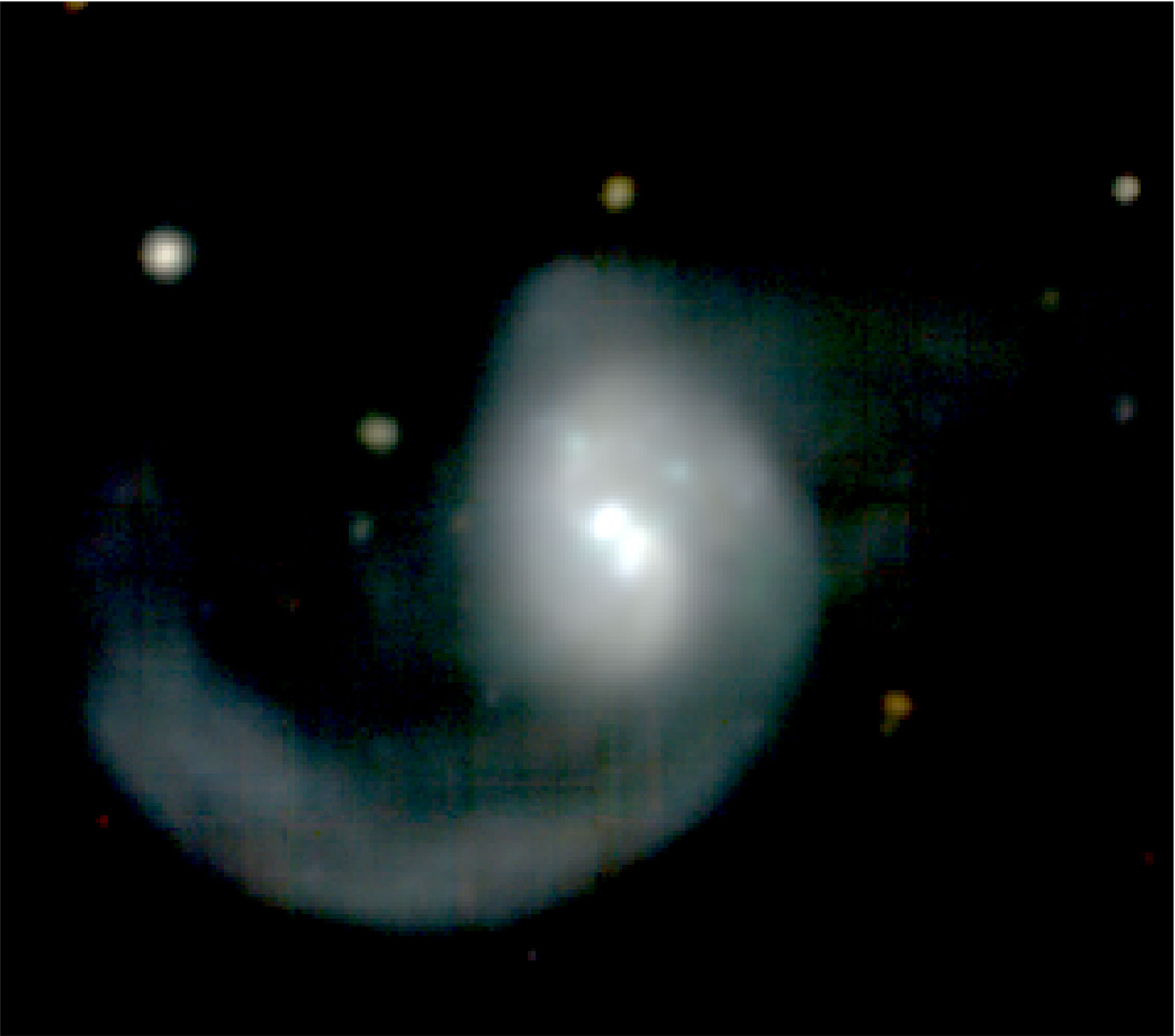 Zdjęcie aktywnej galaktyki ESO 253-3, która jest jedną z pierwszych, w której zaobserwowano regularnie występujące rozbłyski świetlne. Galaktyka znajduje się w odległości około 570 milionów l.św. na południowym niebie w gwiazdozbiorze Malarza (łąc. Pictor). Teleskop ESO wykonał to zdjęcie w ramach „zabawnego” przeglądu nieba AMUSING (skrót od ang. the All-weather MUse Supernova Integral-field of Nearby Galaxies ). Źródło: Michael Tucker (University of Hawai’i) and the AMUSING survey