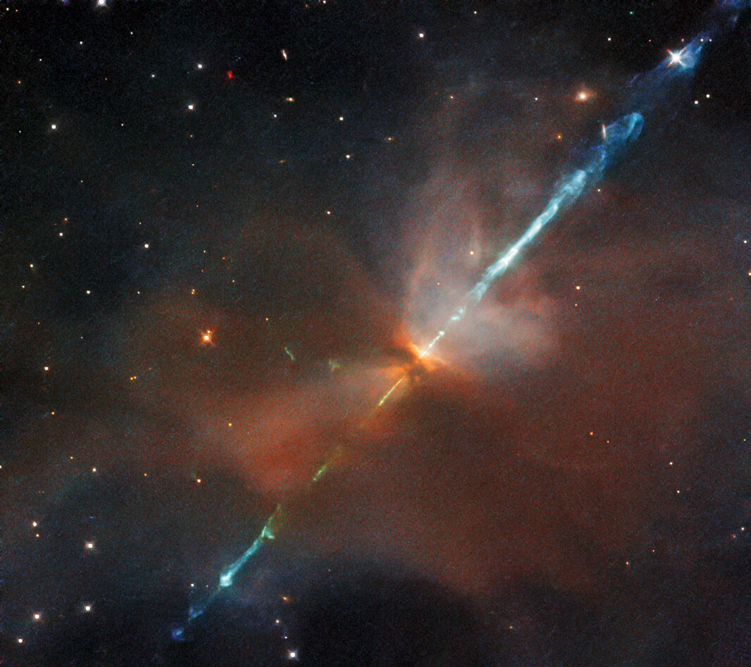 Obraz obiektu Herbiga-Haro 111 (HH 111) wykonany przez Kosmiczny Teleskop Hubble’a za pomocą instrumentu WFC3. Trochę poetycko można powiedzieć, że HH 111 to płonący, niebieski „miecz” przeszywający ogromne kosmiczne „serce”. Ten „miecz” składa się z pary dżetów zawierających zjonizowany gaz, pędzący od „serca” z ogromną prędkością w przeciwnych kierunkach. Tutaj „sercem” jest protogwiazda IRAS 05491+0247 w centralnej części zdjęcia, która jest częściowo przesłonięta przez obłok gazowo-pyłowy. HH 111 znajduje się w odległości ~1300 l.św. od Ziemi w gwiazdozbiorze Oriona. Źródło: ESA/Hubble & NASA, B. Nisini