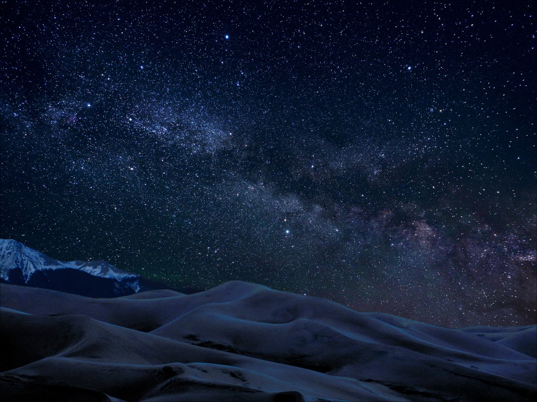 Nocne niebo nad Great Sand Dunes.