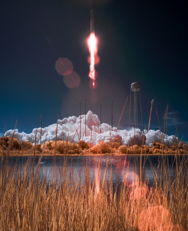 Fotografia wykonana w należącym do NASA kosmodromie MARS (Mid-Atlantic Regional Spaceport) na wyspie Wallops w Wirginii. Start rakiety Antares, niosącej prywatny statek transportowy Cygnus - 18 września 2013. Źródło: APOD