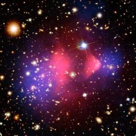 Gromada Pocisk, którą uważa się za jeden z pośrednich dowodów na istnienie ciemnej materii. Źródłó: NASA/CXC/CfA/STScI/ESO