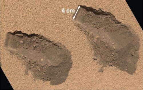 Ślady czerpaka, którym Curiosity pobierał glebę do badań. Źródło: NASA