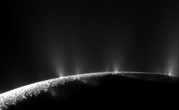 Pióropusze Enceladusa wydobywające się ze słynnych tygrysich pasów w pobliżu południowego bieguna księżyca. Badania wykonane przez sondę Cassini ostatecznie ujawniły tam istnienie ponad 100 gejzerów. Źródło: NASA