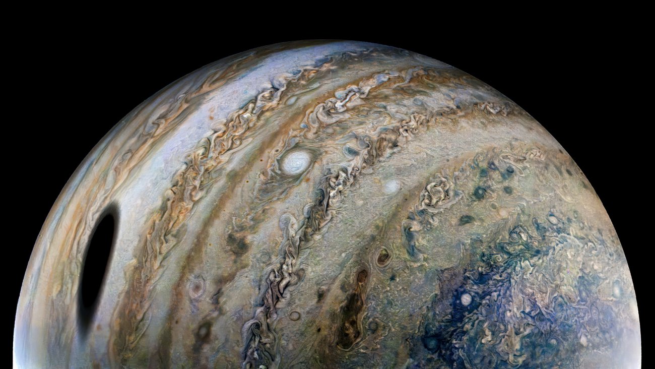 Jowisz w obserwacjach misji Juno. Widoczny jest cień rzucany przez Ganimedesa.