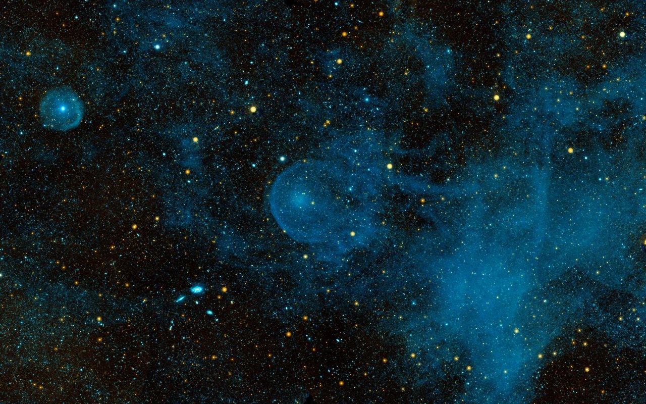 Obraz UV gwiazdy CW Leonis wykonany z sondy GALEX pokazuje niezwykłą powłokę otaczającą gwiazdę.