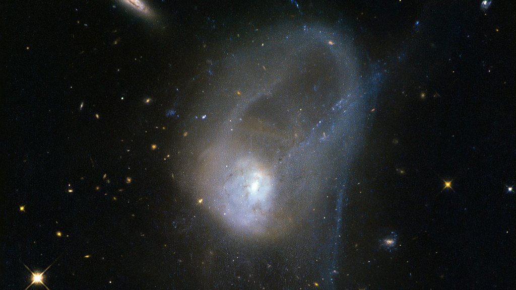 Para galaktyk dyskowych w końcowych stadach łączenia.