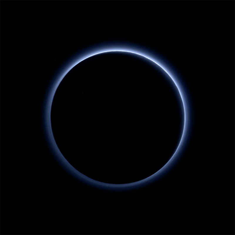 Niebieska atmosfera na Plutonie. Obraz powstał po obróbce fotografii przesłanych przez sondę New Horizons