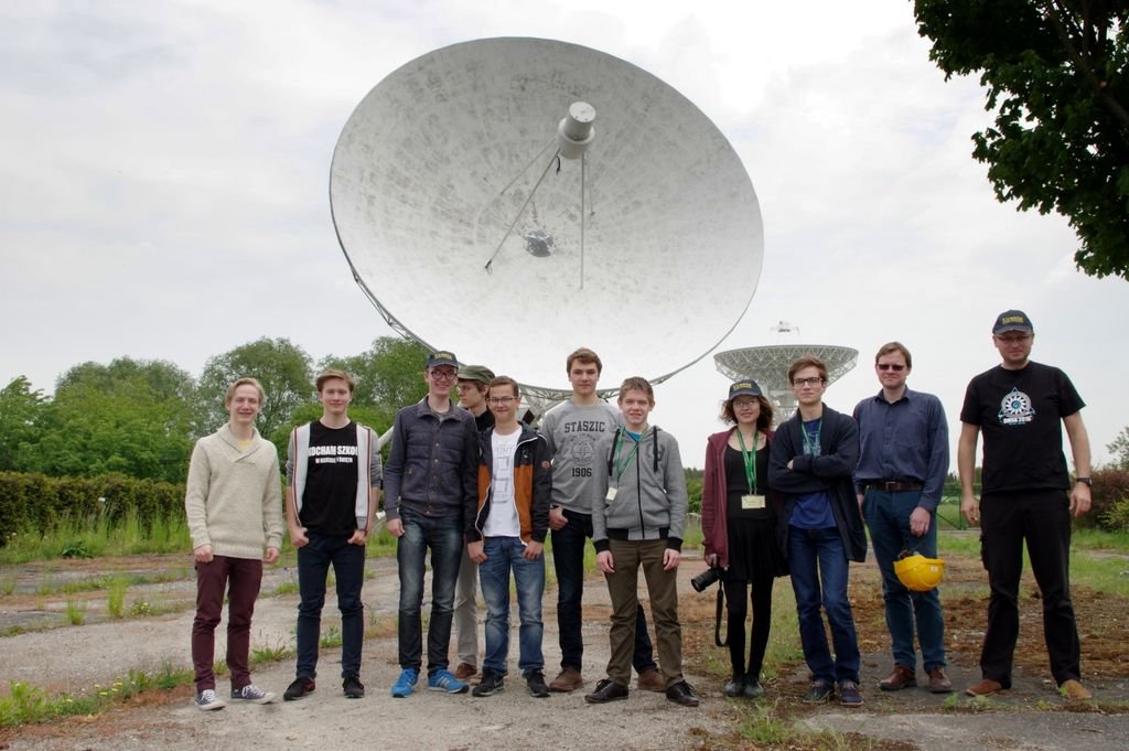 Uczestnicy warsztatów Krajowego Funduszu na rzecz Dzieci na tle radioteleskopów w Centrum Astronomii UMK w Piwnicach koło Torunia