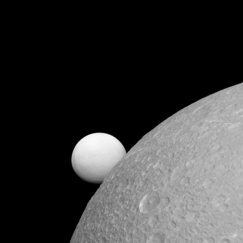Dione i w tle Enceladus