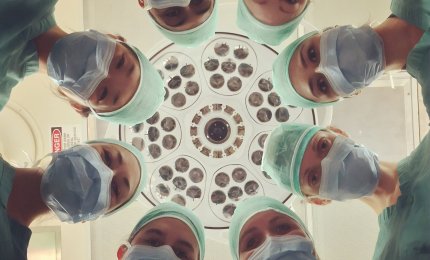Chirurdzy stojący nad stołem operacyjnym
