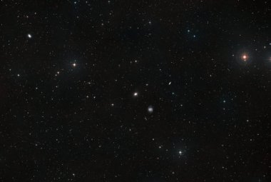 Widok nieba wokół galaktyk NGC1052-DF4 i NGC1052-DF2 - kolejnej galaktyki o niewielkiej lub zerowej ciemnej materii.