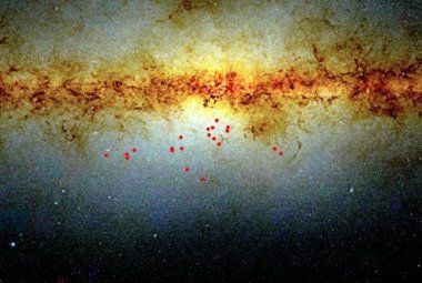 Mapa nieba w zakresie bliskiej podczerwieni w kierunku centrum Drogi Mlecznej z zaznaczonymi pozycjami kandydatów na układy podwójne (czerwone kropki). Zdjęcie obejmuje obszar o rozmiarach 20 x 15 stopni. Źródło: D. Minniti