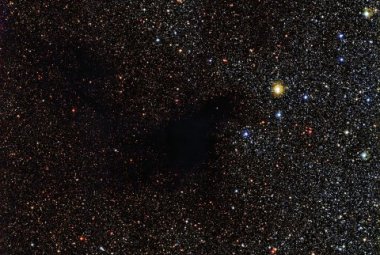 Ciemna mgławica LDN 483 sfotografowana za pomocą 2,2-metrowego teleskopu MPG/ESO w Obserwatorium La Silla.