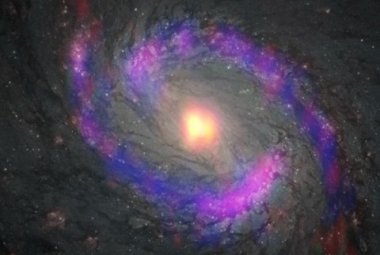 Centralne części galaktyki M77 (NGC 1068) zaobserwowane teleskopami ALMA i HST. Na zółto zaznaczono cząsteczki cyjanoacetylenu (HC3N), na czerwono: monosiarczku węgla (CS), a na błękitno - tlenku węgla (CO). 