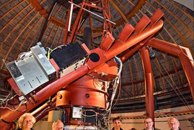 Zespół NIROSETI wraz z nowym detektorem podczerwieni, zainstalowanym w kopule teleskopu w Obserwatorium Licka. Od lewej: Remington Stone, Dan Wertheimer, Jérome Maire, Shelley Wright, Patrick Dorval i Richard Treffers. Źródło: Laurie Hatch.