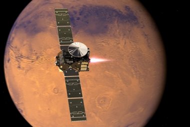 Artystyczna wizja sondy ExoMars Trace Gas Orbiter odpalającej swe główne silniki.