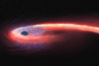 Czarna dziura rozrywa gwiazdę, pozostawiając długie pasmo materii gwiazdowej, które następnie owija się wokół czarnej dziury.