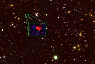 Zdjęcie z Kosmicznego Teleskopu Hubble’a, przedstawia zbliżenie na najbardziej odległą znaną galaktykę z8_GND_5296.  Źródło: V. Tilvi (Texas A&M), S. Finkelstein (UT Austin), the CANDELS team, and HST/NASA