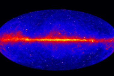 Mapa nieba wykonana w oparciu o obserwacje Kosmicznego Teleskopu Fermi. W centralnej części widoczna jest silna emisja promieniowania gamma z centrum Drogi Mlecznej. Źródło: http://fermi.gsfc.nasa.gov/