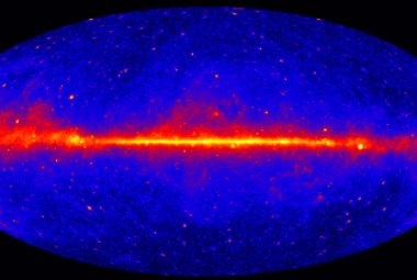 Mapa całego nieba w energiach powyżej 1 GeV, uzyskana w oparciu o pięć lat obserwacji satelity NASA - Fermi Gamma-ray Space Telescope. Jaśniejsze barwy odpowiadają silniejszym źródłom promieniowania gamma. Źródło: NASA / DOE / Fermi LAT Collaboration