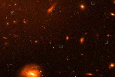 Zdjęcie wykonane przez Kosmiczny Teleskop Hubble'a ukazuje mały obszar przestrzeni z dużą grupą kilkunastu tysięcy galaktyk znajdujących się około 400 milionów lat świetlnych od Ziemi. Kwadratami oznaczono cztery bardzo liczne "osierocone" gromady gwiazd odkryte niedawno przez zespół astronomów kierowany przez dra Michaela West z Uniwersytetu Hawajskiego. Źródło: Dr. Michael J. West (University of Hawaii) 