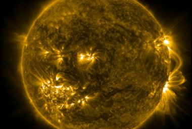 Nowe obserwacje pomagają rozwikłać ponad 70-cio letnią zagadkę dotyczącą źródła grzania korony słonecznej. Źródło: NASA/SDO