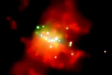 Obraz galaktyki M82 uzyskany przez kosmiczne obserwatorium Chandra. Jasne punkty pokazują populację bardzo silnych źródeł promieniowania rentgenowskiego. Ich emisja jest najprawdopodobniej wynikiem akrecji materii o czarne dziury o pośrednich masach. Kliknij aby powiększyć.