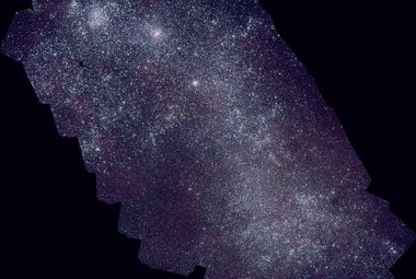 Mozaika zdjęć z satelity Swift przedstawia Mały Obłok Magellana i zawiera około 250 000 źródeł widocznych w ultrafiolecie. Ten 57 – mega pikselowy obraz powstał jako złożenie 656 niezależnych ujęć. Jego całkowity czas ekspozycji to 1.8 dnia, a rozdzielczość kątowa – 2.5 sekund łuku. Są to mapy zarejestrowane na falach o długościach z zakresu 1600 - 3300 angstremów. Sam obłok mierzy około 7000 lat świetlnych. Źródło: NASA/Swift/S. Immler (Goddard) and M. Siegel (Penn State)
