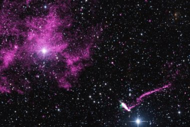 Uciekający pulsar i jego ślad w postaci wyjątkowego strumienia materii. Rysunek powstał w wyniku złożenia obserwacji Teleskopem Chandra (kolor fioletowy), radiowych (zielony) i optycznych pochodzących z przeglądu 2MASS (czerwony, niebieski i zielony). Pulsar i jego ogon widoczne są w prawej dolnej części. Źródło: NASA/CXC/ISDC