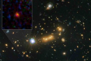 Galaktyka MACS0647-JD (w środku zdjęcia) wydaje się bardzo młoda, a jej rozmiar to tylko ułamek wielkości całej naszej Drogi Mlecznej. Znajduje się około 13.3 miliardów lat świetlnych od Ziemi i jest jak na razie najdalszą widzianą przez nas galaktyką. Uformowała się około 420 milionów lat po wielkim wybuchu. Zdjęcie pochodzi z Teleskopu Kosmicznego Hubble'a. Źródło: NASA, ESA, and M. Postman and D. Coe (STScI) and CLASH Team