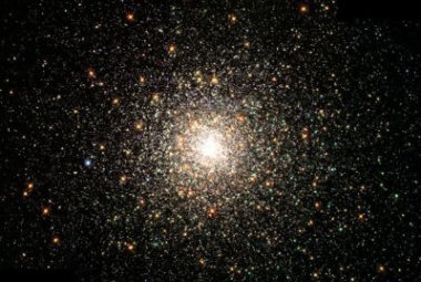 Obraz gromady kulistej M80 (NGC 6093)  wykonanej  Kosmicznym Teleskopem Hubble'a. M80 zawiera setki tysięcy gwiazd  i jest jedną z 147 gromad kulistych  związanych z naszą Galakyką. Źródło: The Hubble Heritage Team/AURA/STScI/NASA