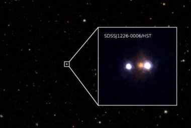 Zdjęcie powyżej to obiekt SDSSJ1226-0006 - nowo odkryty kwazar z soczewkowaniem grawitacyjnym, znalezionego podczas dedykowanego przeglądu nieba. Jest to oryginalna fotografia pochodząca z przeglądu SDSS, przy pomocy którego zidentyfikowano nowe przypadki soczewek grawitacyjnych. Na powiększeniu pochodzącym z teleskopu Hubble'a widać wyraźnie dwa odległe kwazary (barwa biała) oraz masywną galaktykę  położoną pomiędzy nimi (pomarańczowa), która powoduje efekt soczewki grawitacyjnej. Źródło: Masamune Oguri, N
