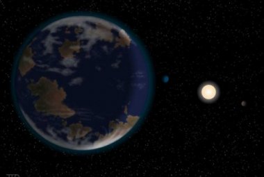  Artystyczna wizja planety HD40307g wraz z jej "Słońcem" - centrum układu, gwiazdą HD40307, i dwiema kolejnymi planetami w systemie (prawa strona obrazu). Pokazana tu atmosfera oraz zarysy kontynentów nie zostały w żaden sposób zaobserwowane - są jedynie efektem wyobraźni autora. Źródło: J. Pinfield (dla sieci RoPACS Uniwersytetu w Hertfordshire)
