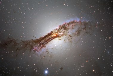 Centaurus A – gaz, światło widzialne i pył. Źródło: CTIO/NOIRLab/DOE/NSF/AURA Acknowledgments: PI: M. Soraisam (University of Illinois at Urbana-Champaign/NSF's NOIRLab