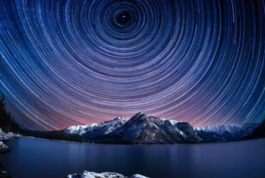 Na zdjęciu: Ślady gwiazd nad Albertą w Kanadzie uchwycone podczas nocnego obrotu Ziemi. Ruch wirowy ustabilizował się ostatnio w stosunku do 2020 roku. Źródło: Nick Fitzhardinge via Getty Images