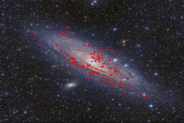 Przestrzenne rozmieszczenie nowo zidentyfikowanych kandydatów na gromady w M31.