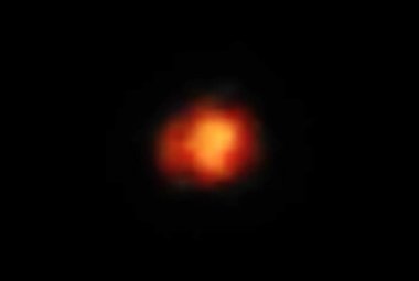 Zdjęcie Maisie, piątej najodleglejszej do tej pory, potwierdzonej galaktyki.