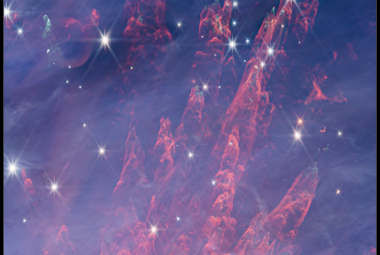Na ilustracji: Kosmiczne fajerwerki wyglądające też jak „palce eksplozyjne” w obszarze narodzin gwiazd BN-KL będącym częścią Obłoku Molekularnego Oriona OMC-1 – na północny zachód od Gromady Trapez. Jest to fragment mozaiki zdjęć centralnej części Mgławicy Oriona (M42) uzyskanej z obserwacji Teleskopem Webba w bliskiej podczerwieni. Źródło (CC BY-SA 3.0 IGO): NASA, ESA, CSA / M. McCaughrean, S. Pearson