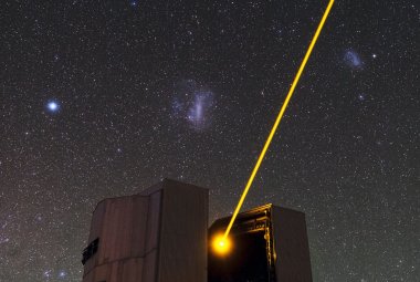 Jeden z teleskopów VLT z systemem laserowej gwiazdy porównania