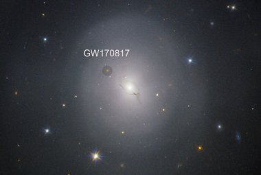 NGC 4993, galaktyka, z której pochodzi fala grawitacyjna GW170817 użyta do pomiaru wieku Wszechświata. Źródło: NASA oraz ESA