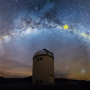 Droga Mleczna nad teleskopem projektu OGLE w Obserwatorium Las Campanas w Chile.