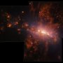 Gaz (zaznaczony na czerwono na górze i na dole) jest wyrzucany z pobliskiej galaktyki NGC 4383.