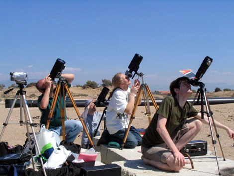 Członkowie wyprawy na Syberię w trakcie obserwacji częścowego zaćmiencia Słońca
