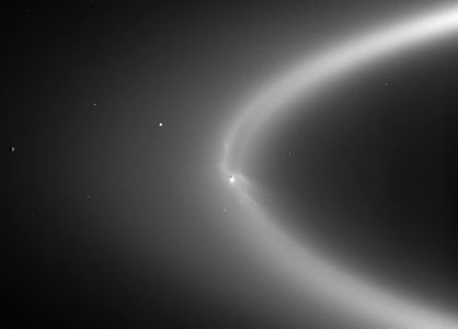 Pierścień E z widocznym w środku Enceladusem